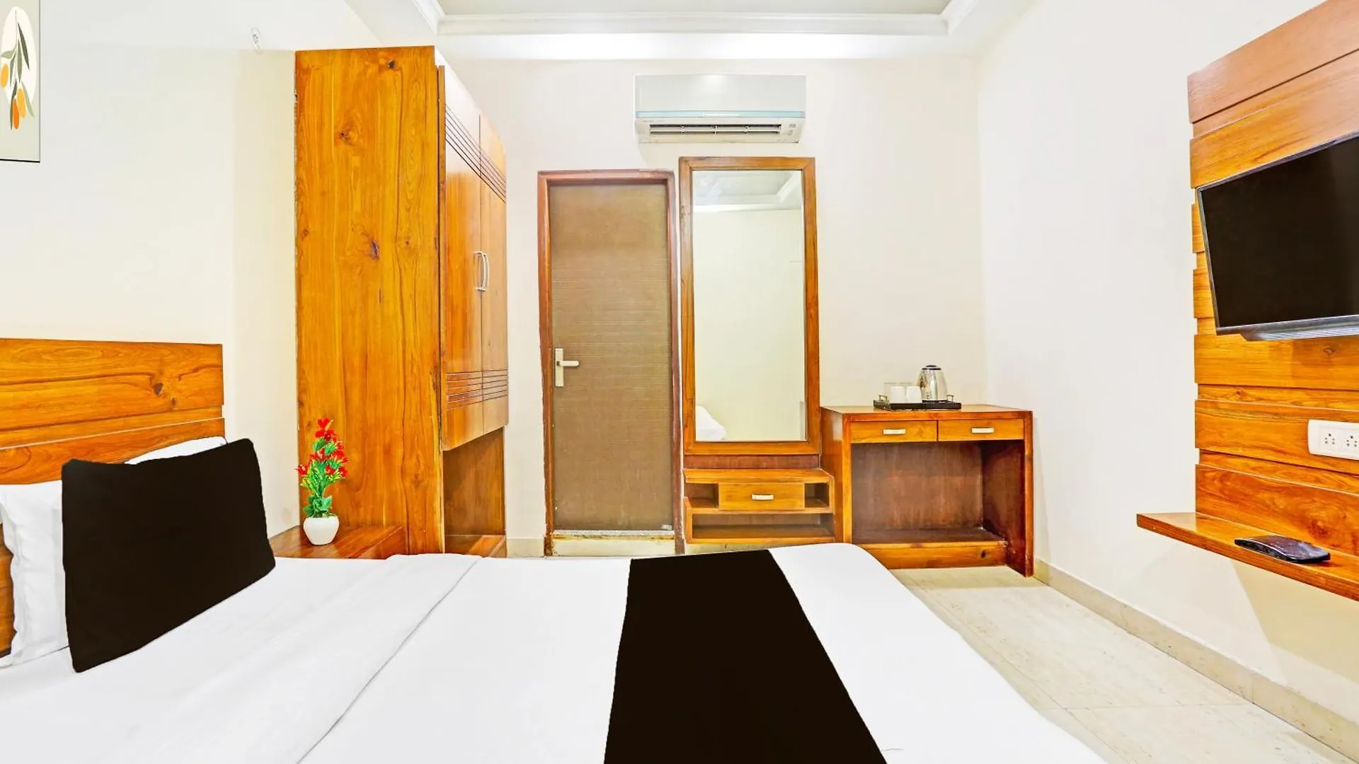 Super Hotel O Gurgaon Old Town 4*,