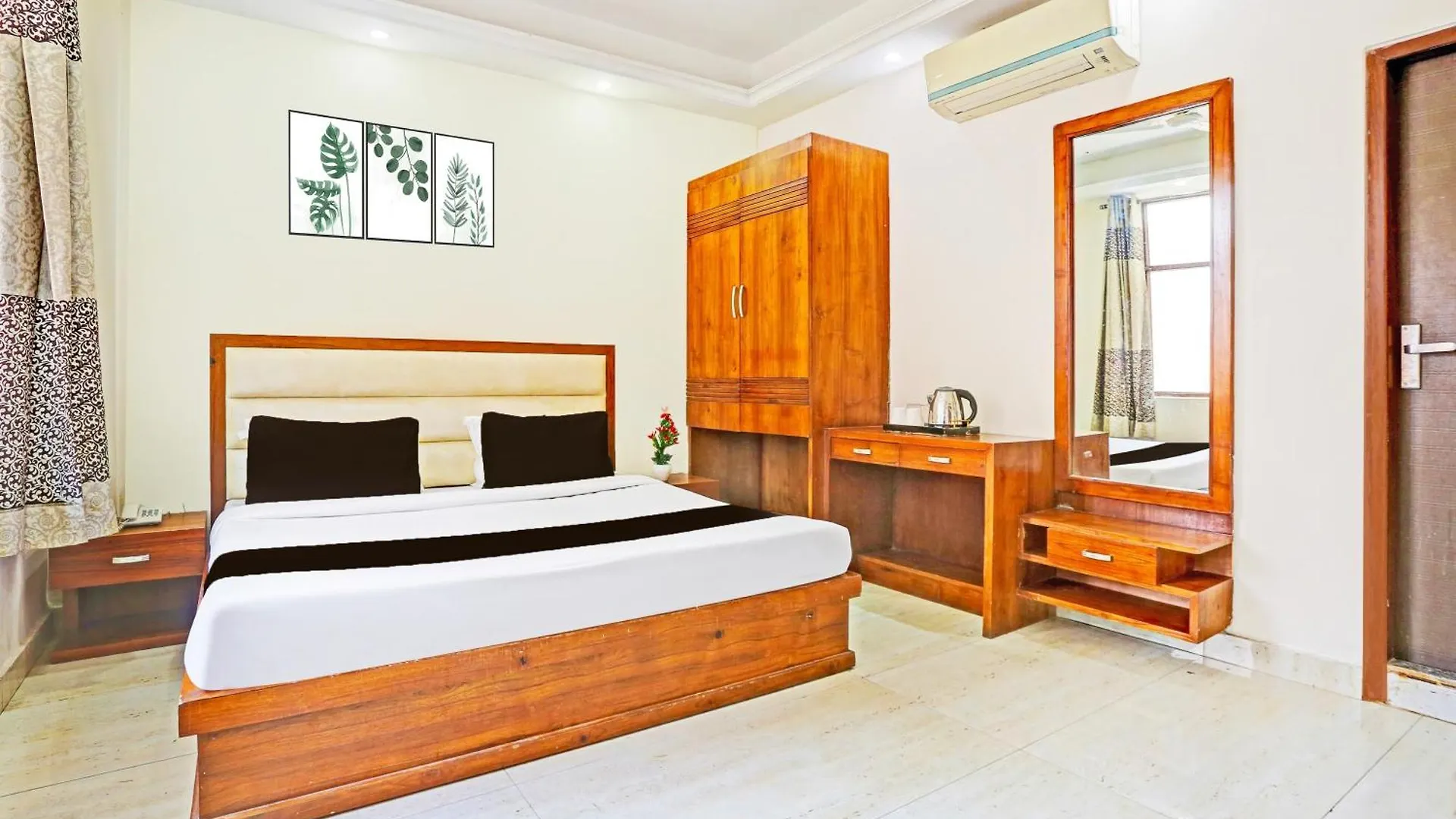 Super Hotel O Gurgaon Old Town 4*,