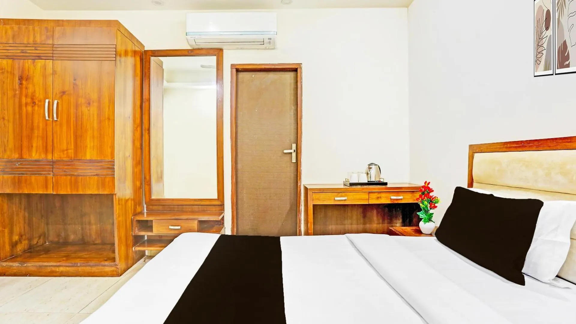 Super Hotel O Gurgaon Old Town